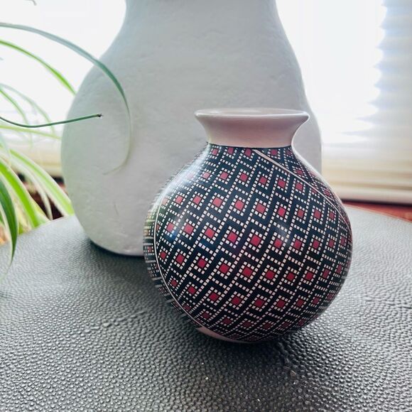 Mata Ortiz Pottery | Handmade Painted and Etched small vase by Tati Ortiz - Picture 6 of 7